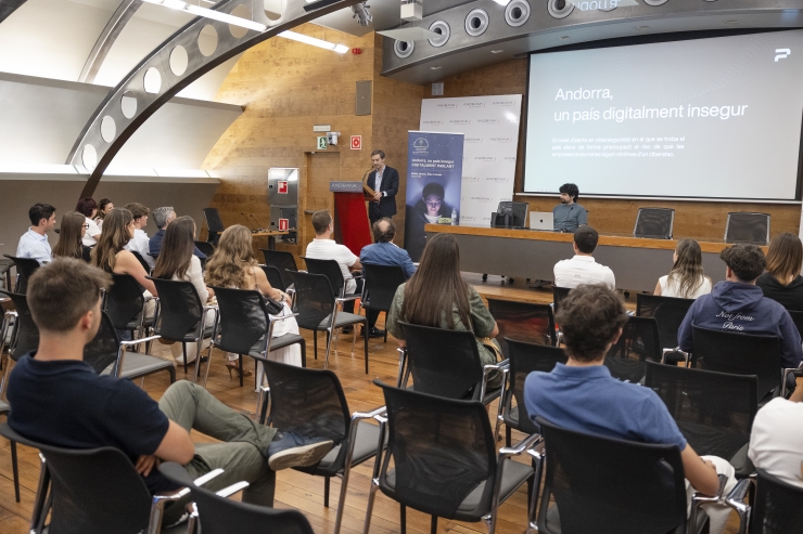 Un moment de la trobada 'Andorra, un país insegur digitalment parlant', organitzada per la secció jove de l’Empresa Familiar Andorrana (EFA).
