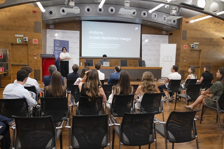 Un moment de la trobada 'Andorra, un país insegur digitalment parlant',  organitzada per la secció jove de l’Empresa Familiar Andorrana (EFA).