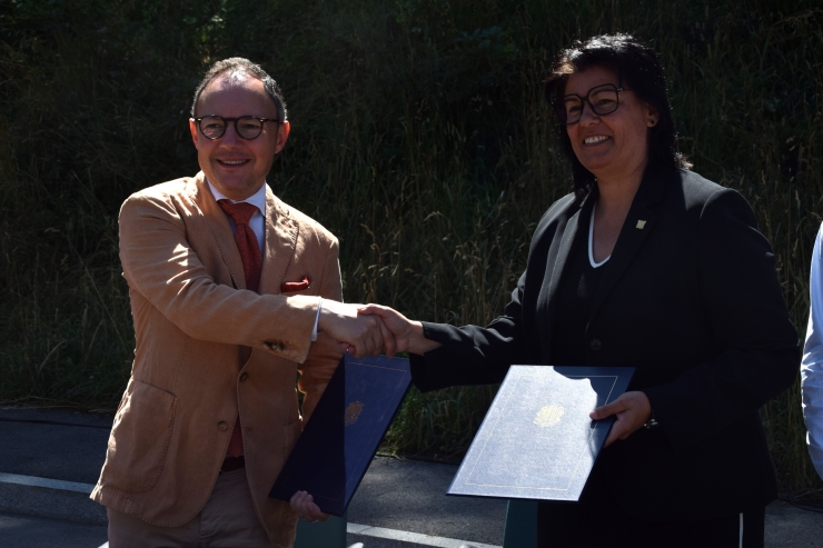 El cap de Govern, Xavier Espot, i la cònsol major de la Massana, Eva Sansa, després de signar el document.