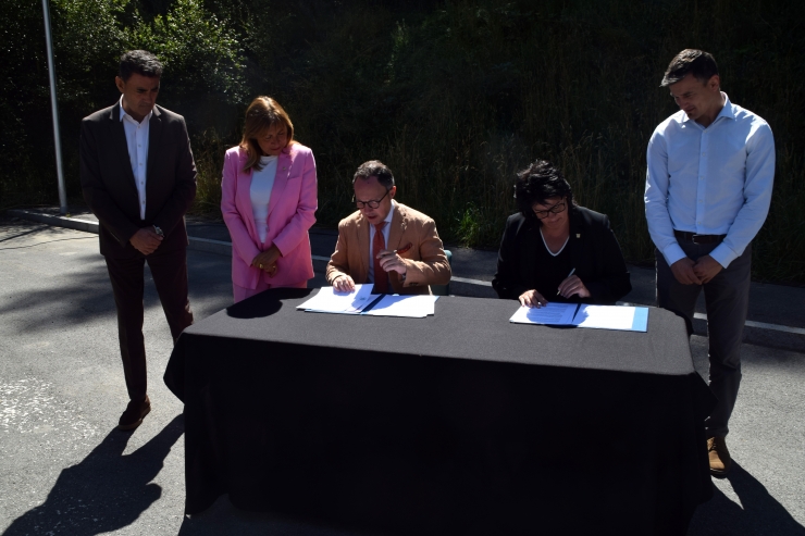 El cap de Govern, Xavier Espot, i la cònsol major de la Massana, Eva Sansa, signant el document.
 