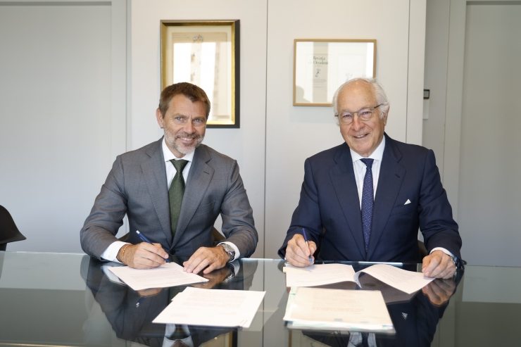 El president i el CEO de MoraBanc, Joan Maria Nin i Lluís Alsina, en la firma de la compra.