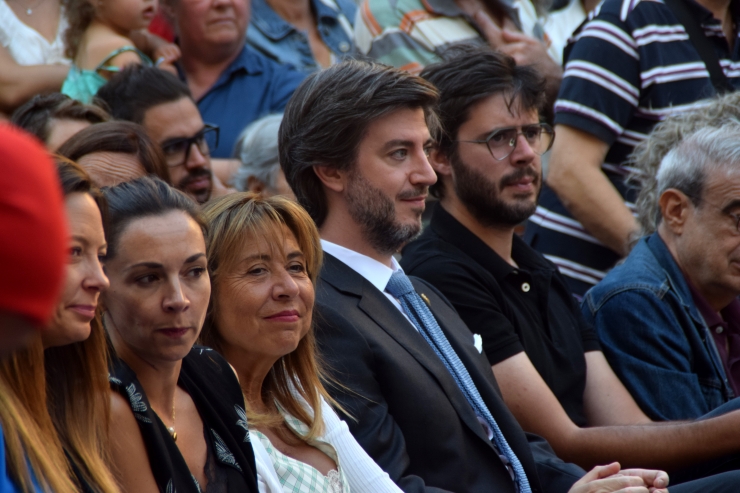 La ministra de Presidència, Economia i Habitatge, Conxita Marsol, a Sant Julià de Lòria gaudint de la festa major juntament amb altres autoritats.
