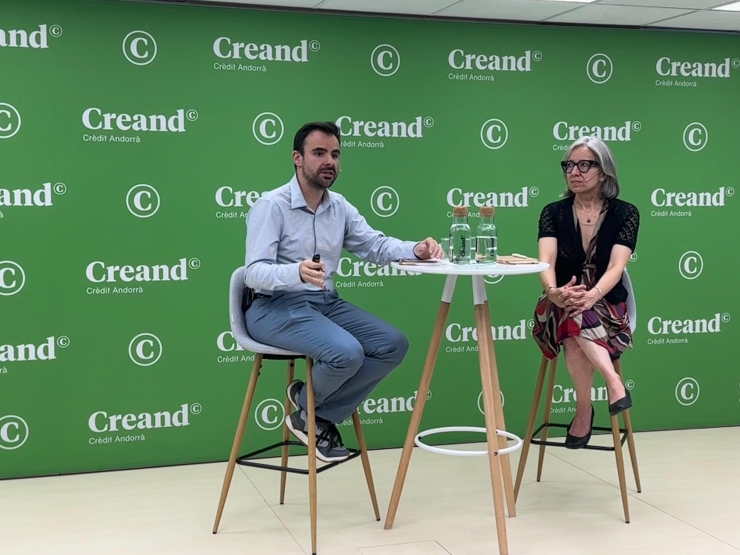 El director d'Innovació i Transformació Digital de Creand Crèdit  Andorrà, Santiago de Larrea, i la directora d'Andorra Business, Judit  Hidalgo,en la presentació del programa Enlaira.
 