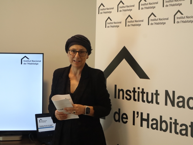 La directora de l'Institut Nacional de l'Habitatge, Marta Alberch,  durant la presentació de l'estudi dels indicadors del Registre d’habitatges de preu assequible.