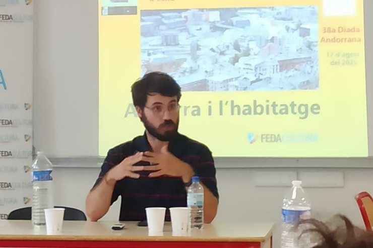 El vocal del comitè executiu del partit, Joao de Melo, durant la seva intervenció.