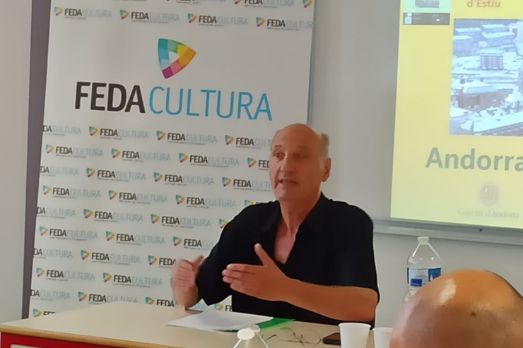 L'arquitecte, Antoni Pol, durant la seva ponència.