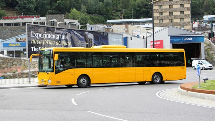 Un autobús en circulació.