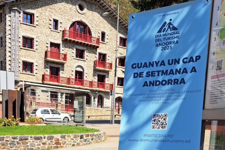 Un dels cartells amb el codi QR per participar en el concurs.