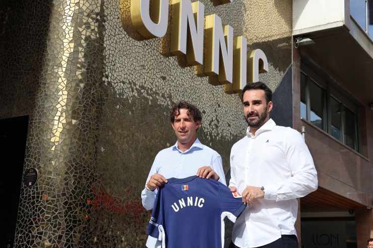 El director esportiu de l'FC Andorra, Jaume Nogués, i el director general del centre d'oci Unnic, José Fulgencio, amb la samarreta que ofereix el club a l'entitat pel conveni.