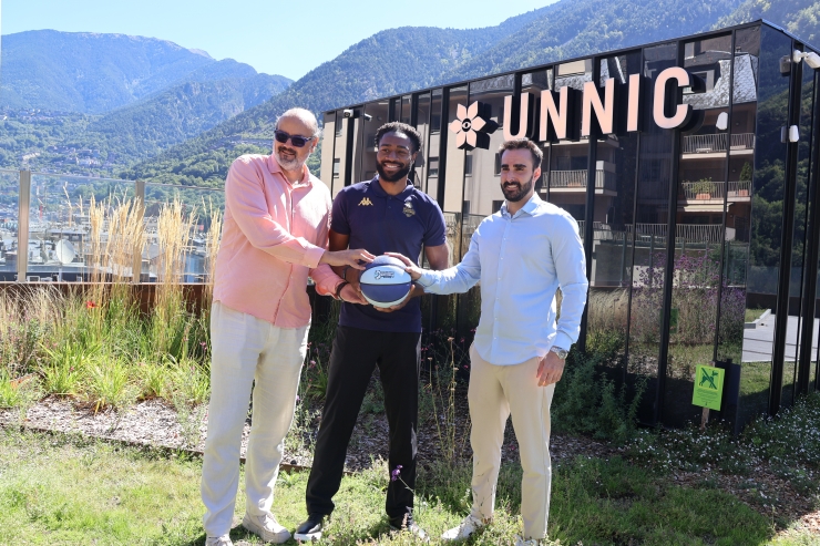 El director esportiu del BC MoraBanc Andorra, Francesc Solana, el nou jugador tricolor Aaron Best i el director general del centre d'oci Unnic, José Fulgencio.