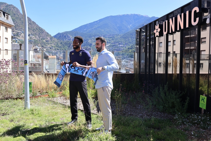 El nou jugador del BC MoraBanc Andorra Aaron Best i el director general del centre d'oci Unnic, José Fulgencio.