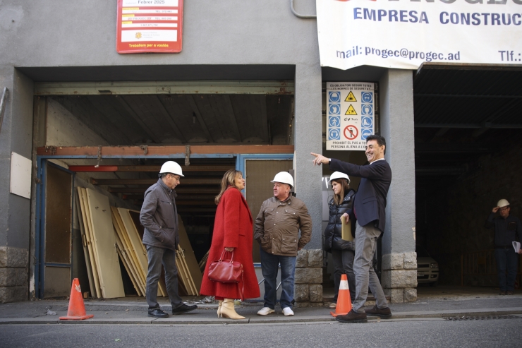 La visita de les autoritats a les obres de l'edifici de Roureda de Sansa.