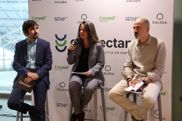 El director de Sostenibilitat de Creand Crèdit Andorrà, Martí Alay; la cap de departament de recursos humans de SETAP365 i presidenta de Connectand, Ana Sánchez; i el director de serveis tècnics de Caldea, Gerard Estrella, durant la presentació del projecte Connectand.