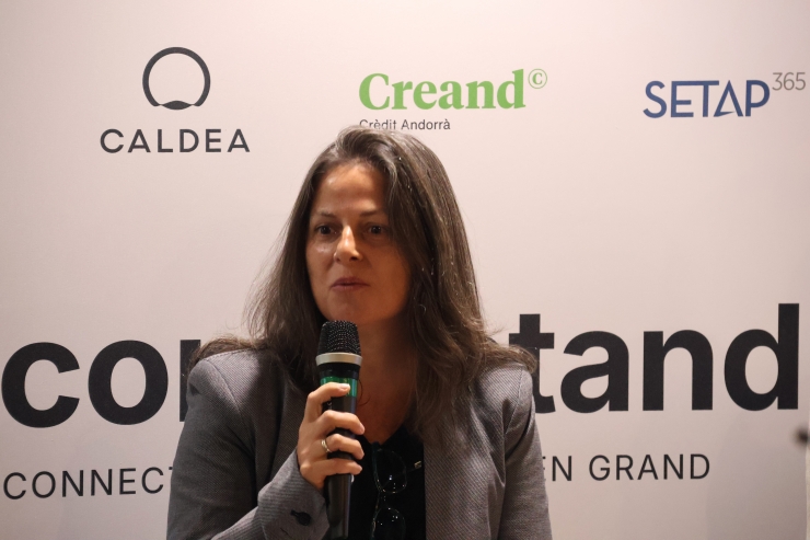 La cap de departament de recursos humans de SETAP365 i presidenta de Connectand, Ana Sánchez, explicant en què consisteix el projecte.