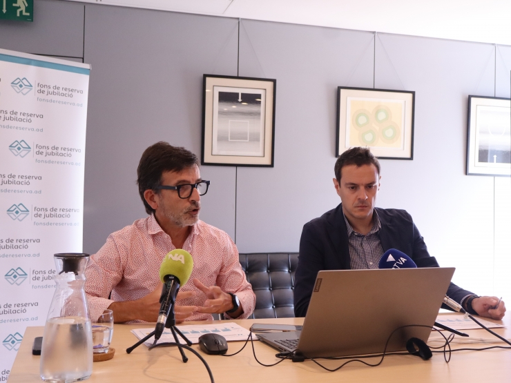 El president de la comissió gestora del fons de reserva de jubilació, Jordi Cinca, i el president del consell d'administració de la CASS, Marc Galabert en la roda de premsa per presentar els actes del desè aniversari del fons.