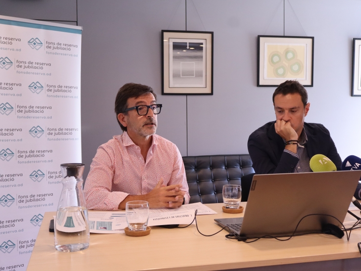El president de la comissió gestora del fons de reserva de jubilació,  Jordi Cinca, i el president del consell d'administració de la CASS, Marc  Galabert en la roda de premsa per presentar els actes del desè  aniversari del fons.