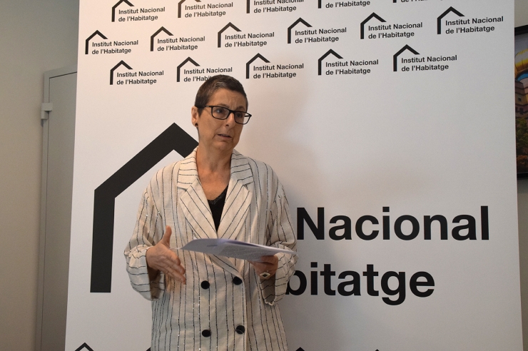 La directora de l'Institut Nacional de l'Habitatge, Marta Alberch, durant la roda de premsa de presentació del cicle de xerrades.
