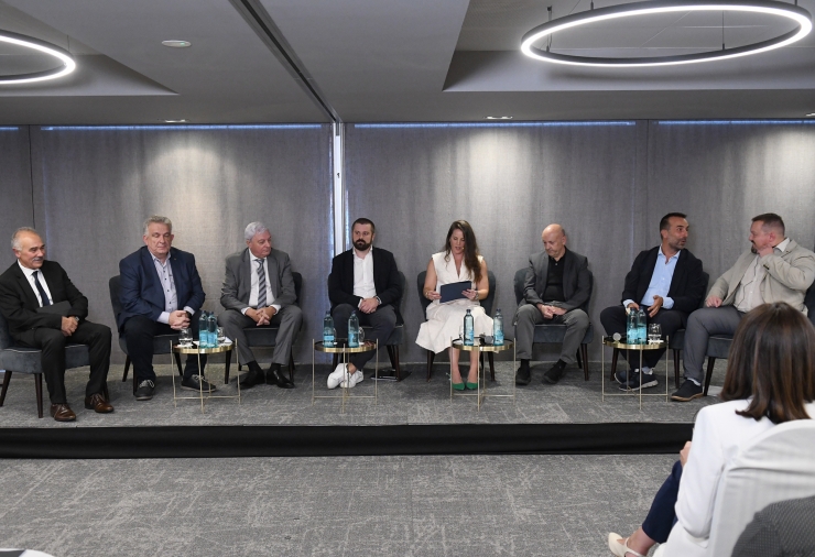 Un moment de la primera taula rodona de la jornada inicial de les Jornades de Cooperació Fronterera.