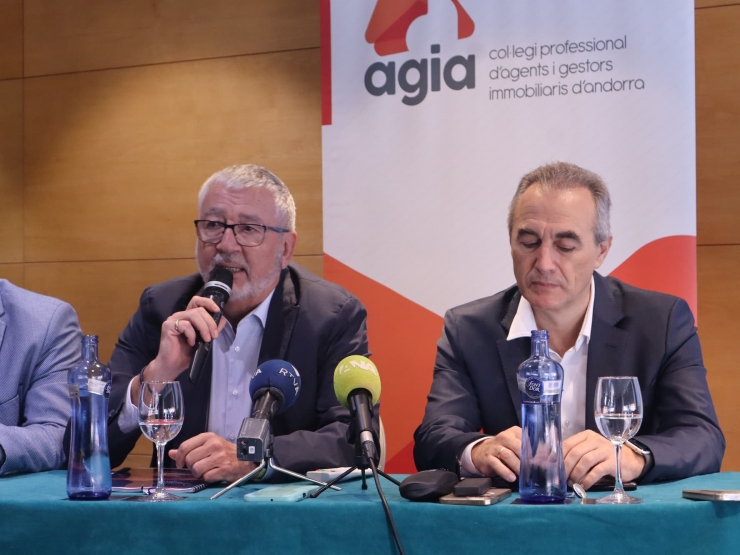 El president de l'AGIA, Gerard Casellas; i el director de càtedra en mercat immobiliari de la Universitat de Saragossa, Luis Alberto Fabra Garcés; durant la presentació de l'informe.