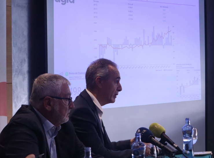 El president de l'AGIA, Gerard Casellas; i el director de càtedra en mercat immobiliari de la Universitat de Saragossa, Luis Alberto Fabra Garcés; durant la presentació de l'informe.