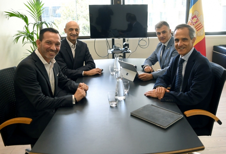 Un moment de la signatura de l'acord entre Oracle i Andorra Digital.