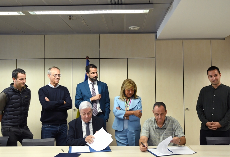 Un moment de la signatura de l'acord entre la Confederació Empresarial Andorrana (CEA) i els sindicats.