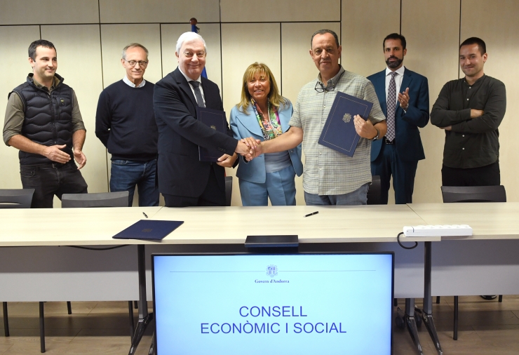 Un moment de la signatura de l'acord entre la Confederació Empresarial Andorrana (CEA) i els sindicats, amb la ministra de Presidència, Economia, Treball i Habitatge, Conxita Marsol.
 