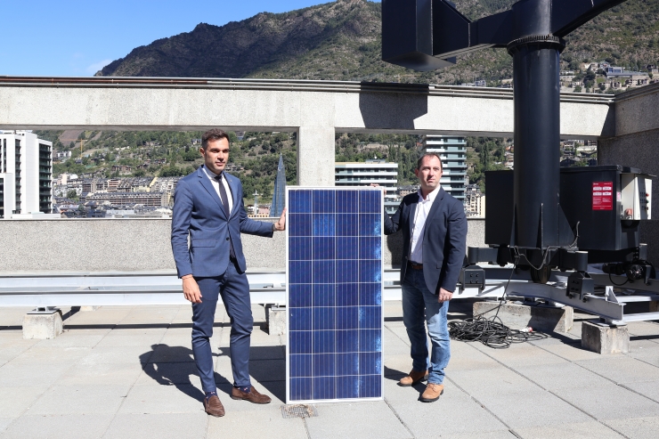 El secretari d’Estat de Transició Energètica, Transports i Mobilitat, David Forné, amb les noves plaques solars que s'implementaran.