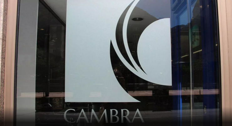 L'entrada a la Cambra de Comerç, Indústria i Serveis.