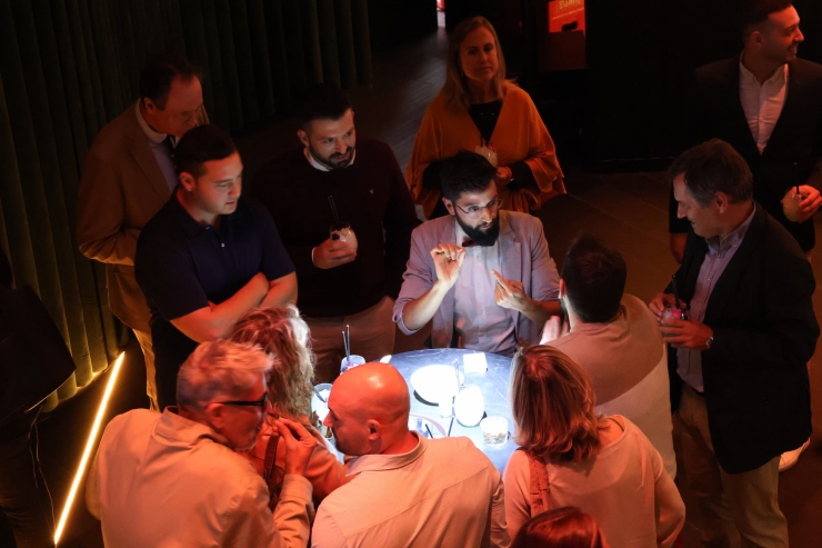 L'il·lusionista, Marc Ferrer, durant un espectacle de màgia de prop.