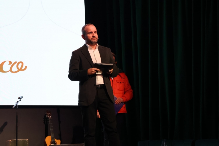 El nou director comercial, Toni Alonso, durant la presentació.