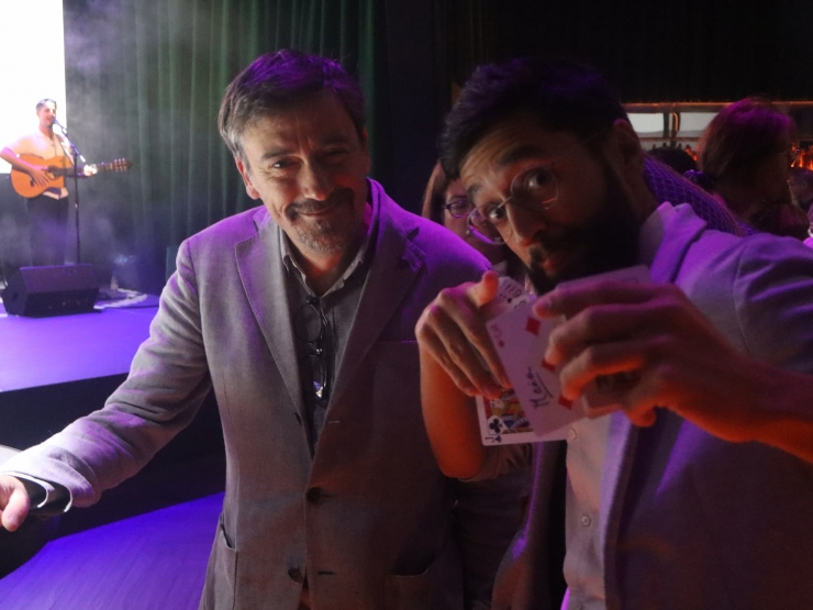 L'il·lusionista, Marc Ferrer, durant un espectacle de màgia de prop.