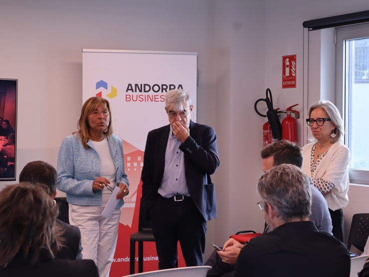 El ministre de Relacions Institucionals, Educació i Universitats, Ladislau Baró, juntament amb la titular de Presidència, Economia, Treball i Habitatge, Conxita Marsol, en la presentació de la desena edició del projecte Tàndem FP.