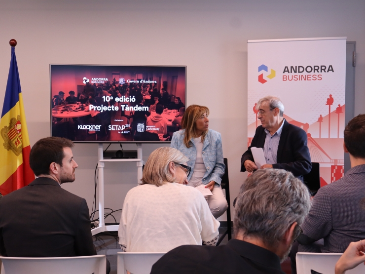 El ministre de Relacions Institucionals, Educació i Universitats,  Ladislau Baró, juntament amb la titular de Presidència, Economia,  Treball i Habitatge, Conxita Marsol, en la presentació de la desena  edició del projecte Tàndem FP.
 