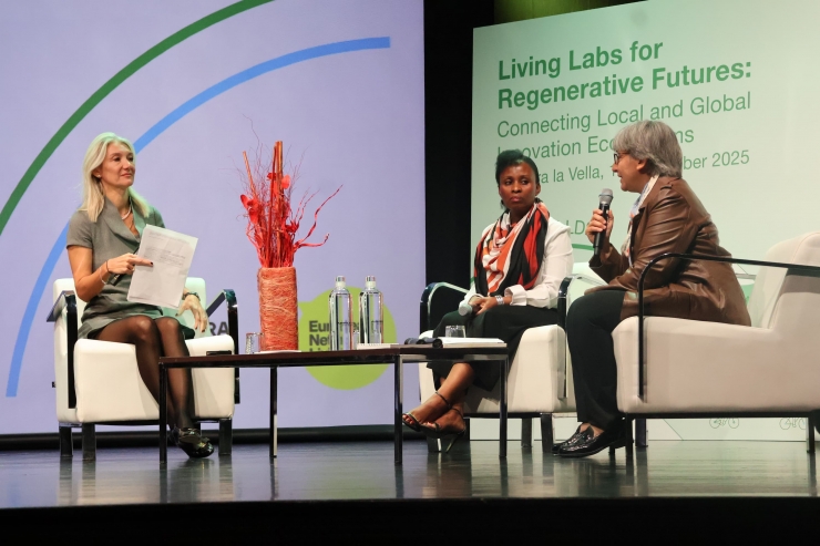 La presidenta de l’European Network of Living Labs (ENoLL), Martina De Sole, en un moment de la conferència inaugural amb la cap d'àrea de 'Green Knowledge & Research Hub' de la Comissió Europea, Alexandra Vakrou, i la directora del Departament de Ciència, Tecnologia i Innovació de Sud-àfrica.