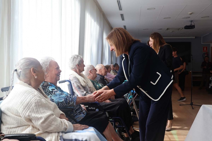 La ministra d'Afers Socials, Trini Marín, saludant els usuaris del Cedre.
 