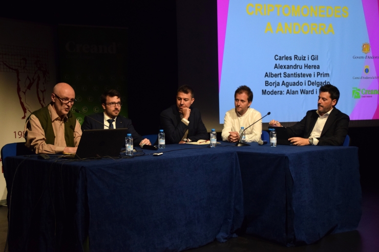 Durant la taula rodona.