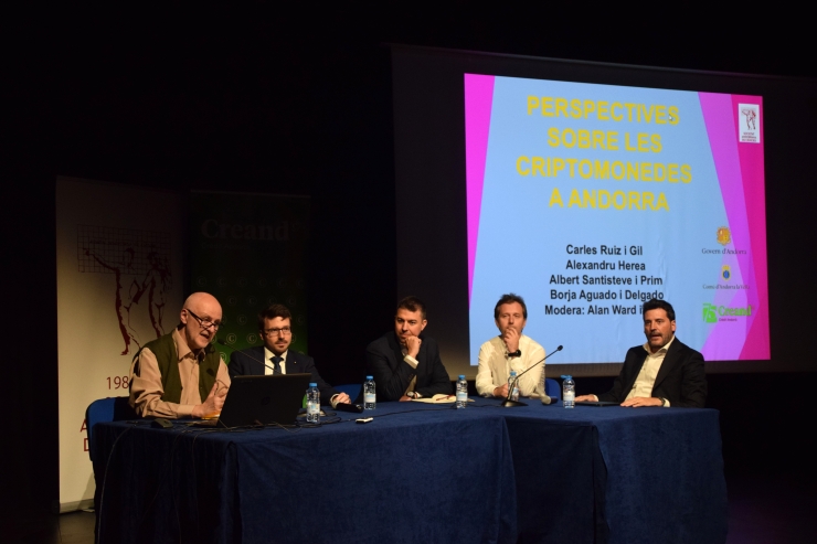 Els ponents de la taula rodona interactuant entre ells.