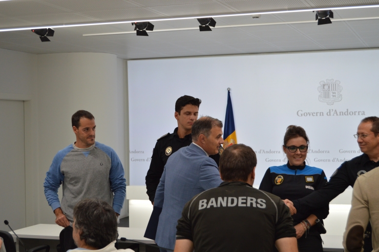 El ministre de Funció Pública i Transformació Digital, Marc Rossell, saluda els representants dels diferents sindicats abans de la roda de premsa per explicar l'acord sobre política retributiva.