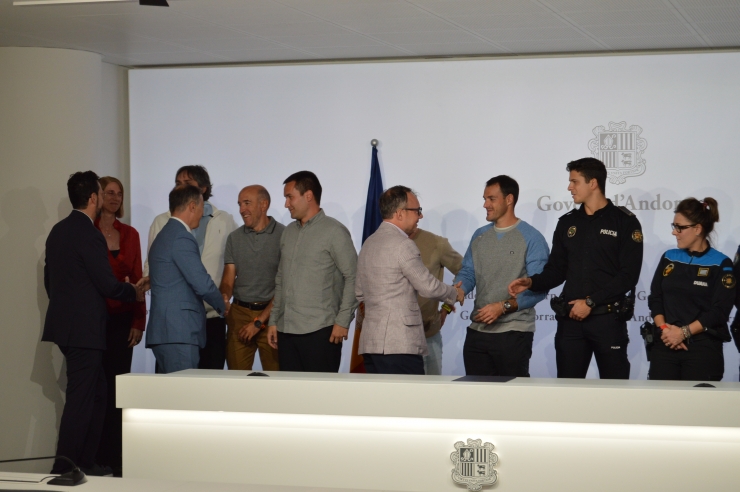 El ministre de Funció Pública i Transformació Digital, Marc Rossell; el cap de Govern, Xavier Espot i el secretari d'Estat de Funció Pública, Marc Cornella, saluden els representants dels diferents sindicats abans de la roda de  premsa per explicar l'acord sobre política retributiva.
 