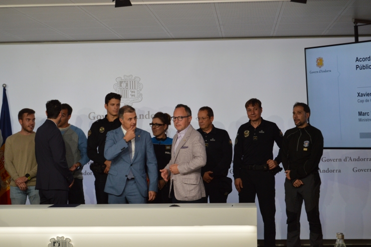 El ministre de Funció Pública i Transformació Digital, Marc Rossell;  el cap de Govern, Xavier Espot i el secretari d'Estat de Funció Pública,  Marc Cornella, saluden els representants dels diferents sindicats abans  de la roda de  premsa per explicar l'acord sobre política retributiva.
 