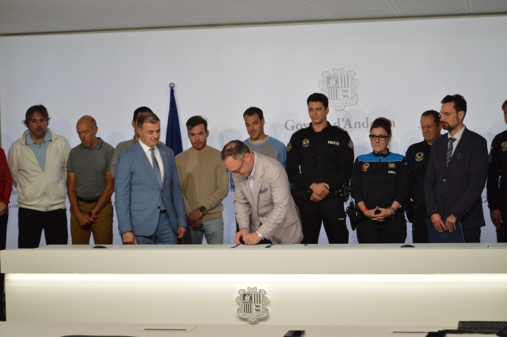 El cap de Govern, Xavier Espot, firma l'acord sobre política retributiva.
 