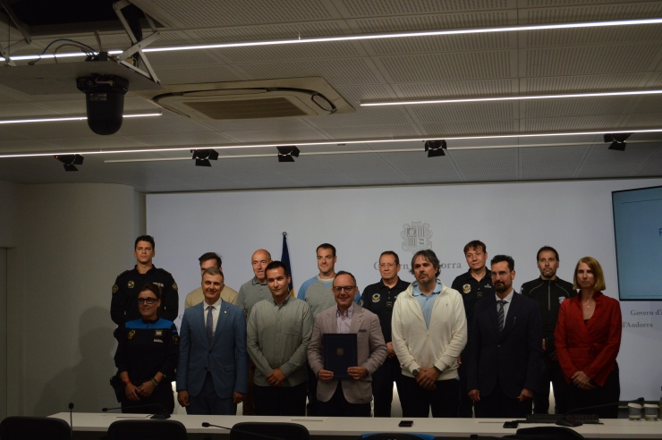 El ministre de Funció Pública i Transformació Digital, Marc Rossell;  el cap de Govern, Xavier Espot i el secretari d'Estat de Funció Pública,  Marc Cornella, amb els representants dels diferents sindicats després de la signatura de l'acord.