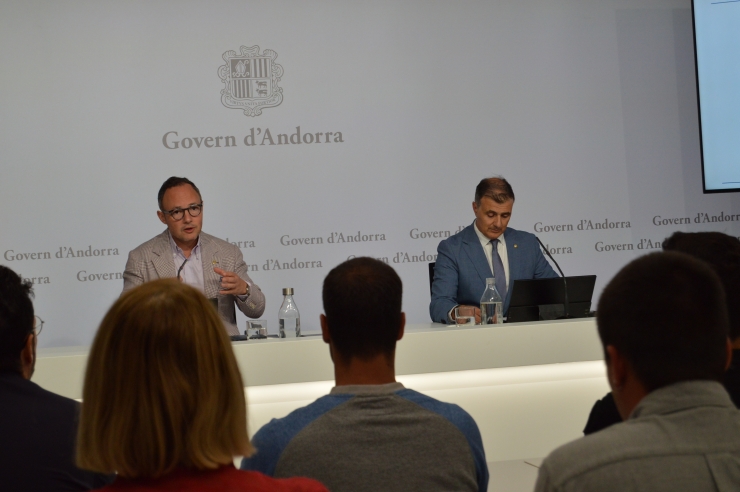 El ministre de Funció Pública i Transformació Digital, Marc Rossell i el cap de Govern, Xavier Espot, en la roda de  premsa per explicar l'acord sobre política retributiva.
 