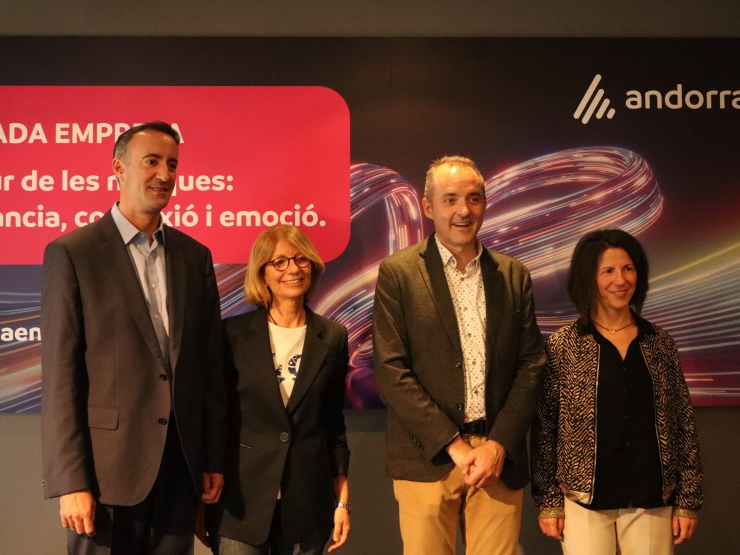 El director general d'Andorra Telecom, Jordi Nadal, amb l'equip durant les jornades d'empresa.