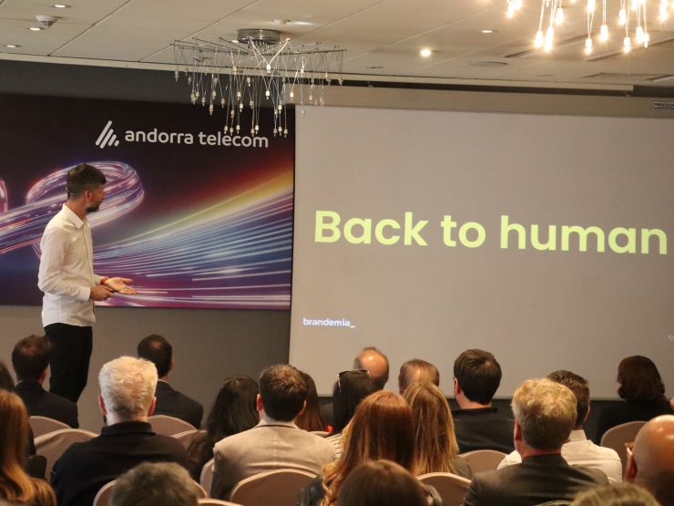 El soci director de Comuniza, Javier Velilla, durant la seva compareixença sobre tornar a l'essència humana.