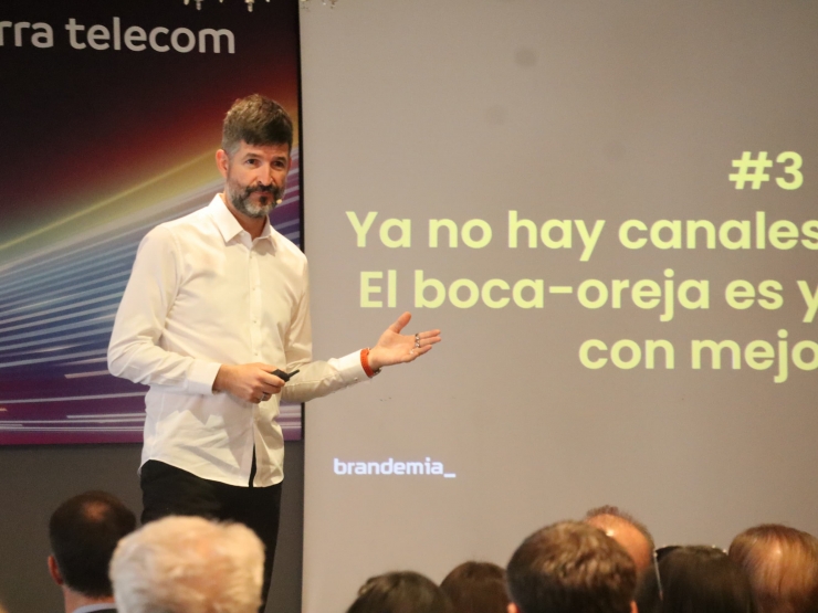 El soci director de Comuniza, Javier Velilla, durant la seva compareixença.