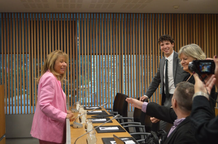 La ministra de Presidència, Economia, Treball i Habitatge, Conxita Marsol, parla amb els consellers de la comissió legislativa d'Economia moments abans de presentar el Pla estratègic d’innovació.