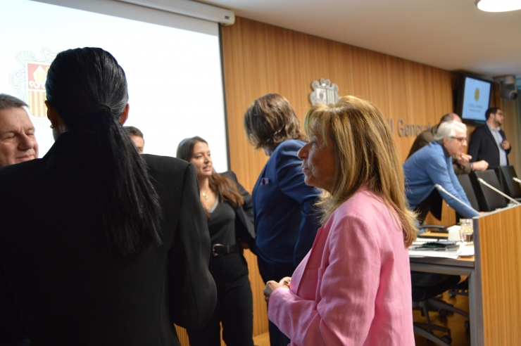 La ministra de Presidència, Economia, Treball i Habitatge, Conxita  Marsol, parla amb els consellers de la comissió legislativa d'Economia  moments abans de presentar el Pla estratègic d’innovació.
 