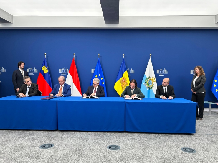 Un moment de la signatura del protocol d’esmena de l’acord sobre l’intercanvi automàtic d’informació financera.